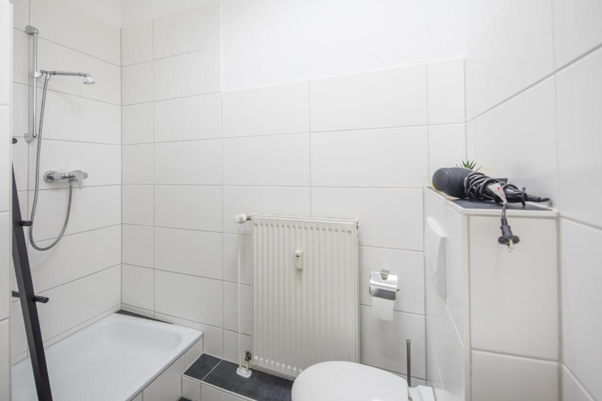 Spacious 2 Bedroom Apartment Hamburg Exterior photo